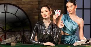 Dealer tw88 menjelaskan kombinasi taruhan kepada pemain di studio Sic Bo